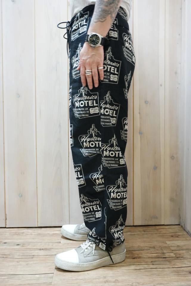 HYSTERIC GLAMOUR ヒステリックグラマー / HYSTERIC GLAMOUR ヒステリックグラマー 02241AP12 HYSTERIC  MOTEL柄 イージーワイドパンツ BLACK 正規通販 メンズ /モロトフカクテル ヒステリックグラマー 正規通販