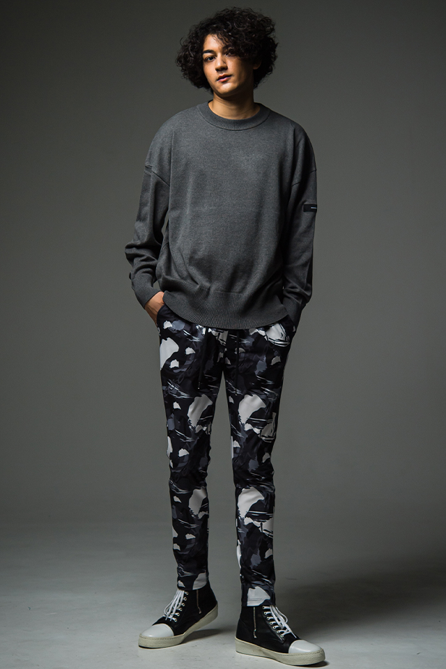 chris easy tuck pants - スラックス